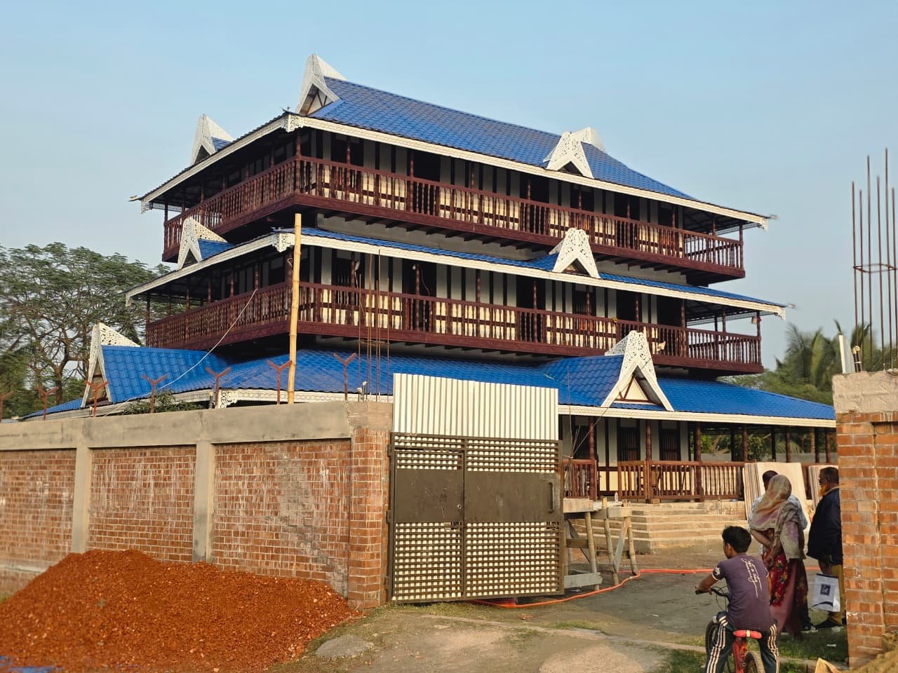 তিনতলা ঘর